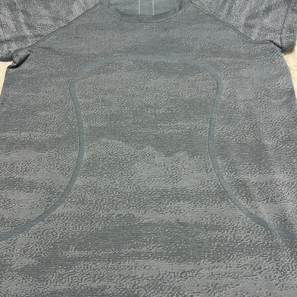 lululemon athletica Women's Short Sleeve Tee in Light Gray